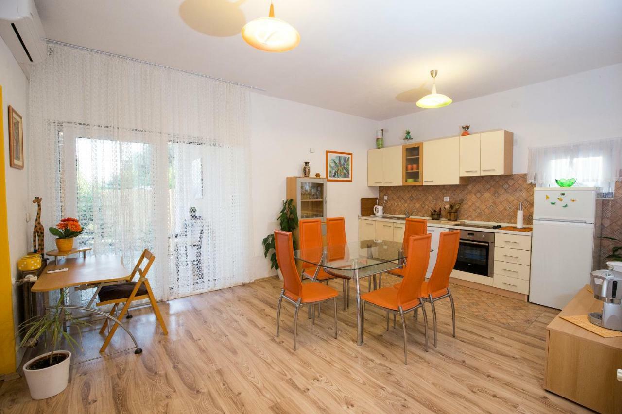 Apartments Viki Split Bagian luar foto